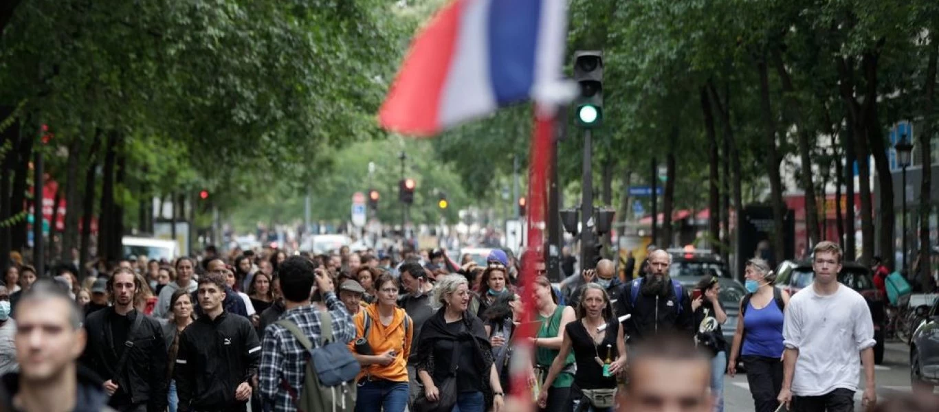 «Σείεται» η Γαλλία από εκατοντάδες χιλιάδες διαδηλωτών κατά του υποχρεωτικού εμβολιασμού: «Μακρόν δικτάτορα» (βίντεο)